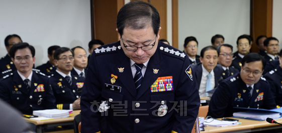 이성한(경찰공무원/경찰청청장)
국정감사 이틀째인 15일 오전 경찰청에서 열린 국회 안전행정위의 경찰청 국감에서 이성한 경찰청장이 선서를 하기 위해 자리에서 일어나고 있다. 이번 경찰청 국감에서는 ‘국가정보원의 대선개입 댓글의혹 사건’과 관련, 경찰의 수사축소은폐 의혹이 최대쟁점이다.