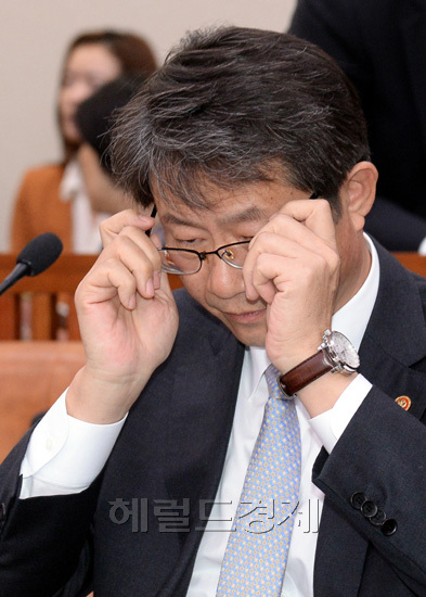 류길재(정무직공무원/전교수/통일부장관)
국정감사 이틀째인 15일 오전 서울 여의도 국회에서 열린 외교통일위원회 국정감사에서 류길재 통일부 장관이 자료를 검토하기 위해 안경을 고처쓰고 있다.