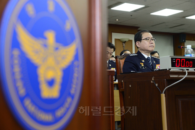 이성한(경찰공무원/경찰청청장)
국정감사 이틀째인 15일 오전 경찰청에서 열린 국회 안전행정위의 경찰청 국감에서 이성한 경찰청장이 국감에 임하고 있다. 이번 경찰청 국감에서는 ‘국가정보원의 대선개입 댓글의혹 사건’과 관련, 경찰의 수사축소은폐 의혹이 최대쟁점이다.