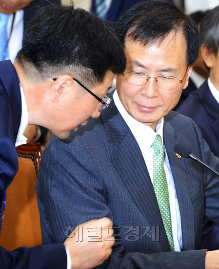 노대래(정무직공무원/공정거래위원회위원장)
노대래 공정거래위원장(오른쪽)이 15일 서울 여의도 국회에서 열린 정무위 국정감사에서 관계자와 의견을 나누고 있다. 이날 국정감사에서 노대래 공정거래위원장은 “최근 대기업 집단의 탈법·위법 사례 등이 빈발하고 있음을 감안해 이들의 소유·지배 구조나 부실 계열사 지원 등 순환 출자 형성에 따른 폐해를 시급히 차단할 필요가 있다”고 지적했다.