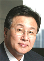 박장석(기업인/SKC대표이사사장)
SKC(대표 박장석ㆍ사진)는 15일 창립 37주년을 맞아 전 임직원이 참여, 다양한 사회공헌 활동을 펼쳤다. 이번 창립 기념 봉사 활동은 SKC가 향토 기업으로 자리 잡아온 경기 수원을 중심으로 진행됐다