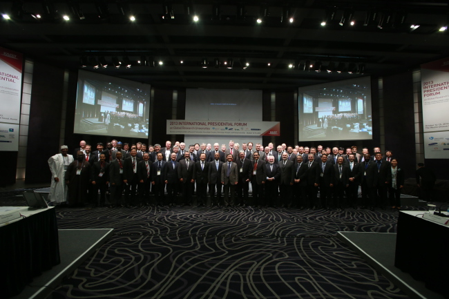 Participants pose during the International Presidential Forum on Research Universities hosted by KAIST in Seoul on Tuesday.   KAIST