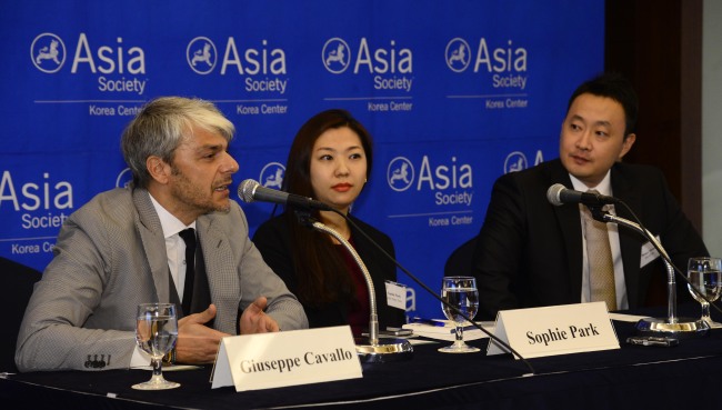 Giuseppe Cavallo (left), the country manager of TOD’S Korea, speaks at a forum on Korea’s luxury brand craze organized by the Asia Society Korea at a hotel in Seoul on Tuesday. Park Hae-mook/The Korea Herald