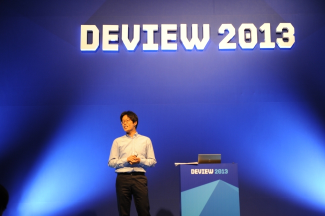 Kim Young-jin, a senior software engineer for Google, speaks at Web portal Naver’s developers, conference in Seoul Tuesday.   Naver