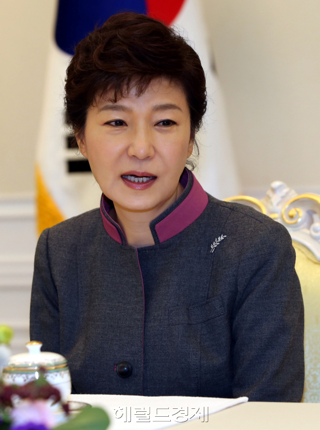 박근혜 대통령이 15일 오후 청와대에서 피터 보저 로열 더치 셸 회장을 접견하고 있다.  /정희조 기자 checho@ 2013.10.15
