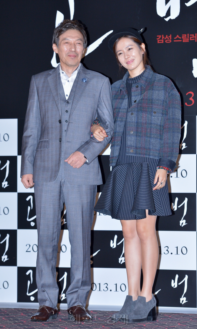 김갑수(좌부터/영화배우/탤런트),손예진(손언진/영화배우/탤런트)
김갑수 손예진이 15일 오후 서울 성동구 왕십리 CGV에서 열린 영화 ‘공범’ 언론시사회에 참석해 포토타임을 갖고 있다.