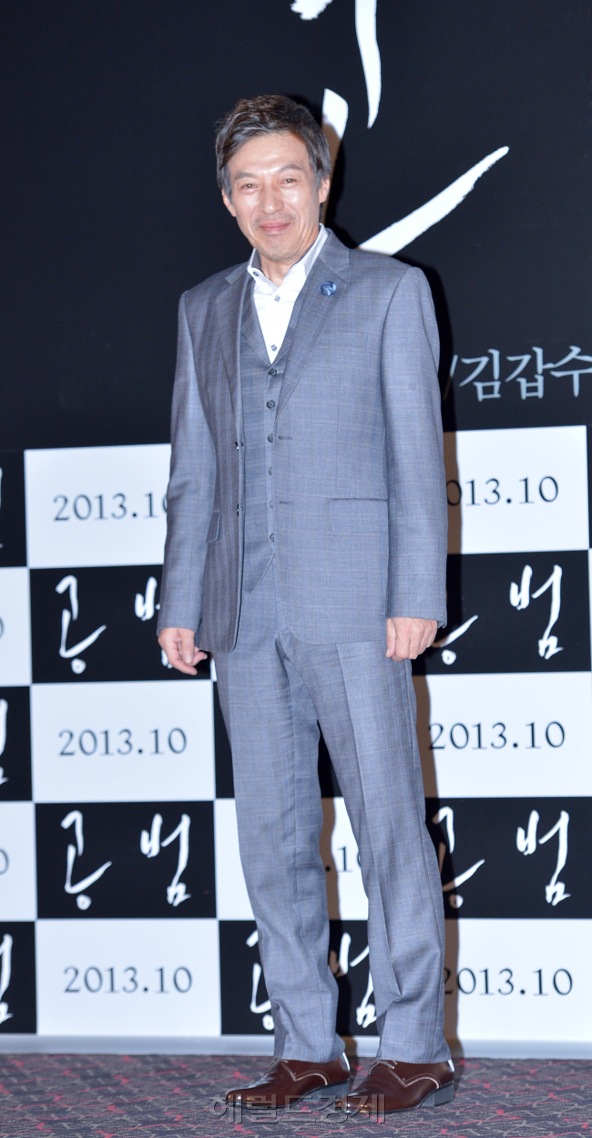 김갑수(영화배우/탤런트)
김갑수가 15일 오후 서울 성동구 왕십리 CGV에서 열린 영화 ‘공범’ 언론시사회에 참석해 포토타임을 갖고 있다.