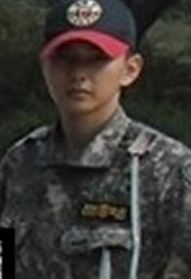 유승호(탤런트/영화배우)
유승호 최근 모습을 본 누리꾼들은 “유승호 최근 모습, 단체사진인데도 눈에 확 들어오네”, “유승호 최근 모습, 늠름한 모습이 보기좋다”, “유승호 최근 모습, 진짜 사나이 됐네”, “유승호 최근 모습, 그을린 얼굴도 멋지다”는 등의 반응을 보였다.