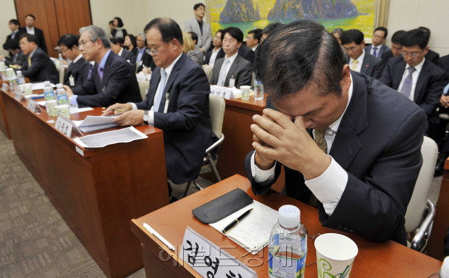 아모레퍼시픽 사장이 등 기업인들이 15일 국회 정무위 공정거래위에 증인으로 나와서 의원들의 질문에 답하고 있다. 김영찬 골프존 대표(오른쪽 부터), 김충호 현대자동차 대표, 김효준 BMW코리아 대표, 박기홍 포스코 사장, 박재구 CU대표, 박상범 삼/안훈기자 rosedale@ 2013.10.15
아모레퍼시픽 사장이 등 기업인들이 15일 국회 정무위 공정거래위에 증인으로 나와서 의원들의 질문에 답하고 있다. 김영찬 골프존 대표(오른쪽 부터), 김충호 현대자동차 대표, 김효준 BMW코리아 대표, 박기홍 포스코 사장, 박재구 CU대표, 박상범 삼/안훈기자 rosedale@ 2013.10.15