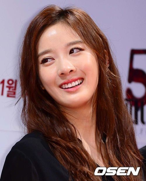 이청아(영화배우)
지난 4월 이기우와 공개 열애를 인정한 배우 이청아의 물오른 미모가 눈길을 끈다.