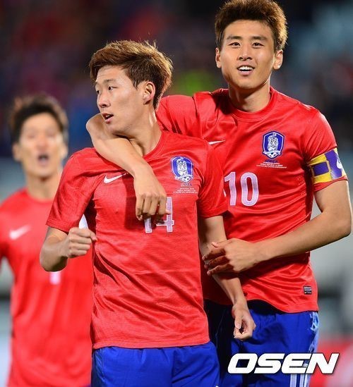 손흥민(좌부터/축구선수/TSV바이엘04레버쿠젠포워드),구자철(축구선수/VfL볼프스부르크미드필더)
출범 3개월이 넘도록 이렇다할 ‘색깔’을 보여주지 못했던 홍명보호가 10월 두 차례 평가전을 통해 공격과 수비의 밑그림을 그리는 데 성공했다. 이제 2014 브라질월드컵 개막까지 남은 시간은 꼭 8개월. 완성된 밑그림을 바탕으로 남은 퍼즐을 맞추는 작업에 돌입해야 한다.