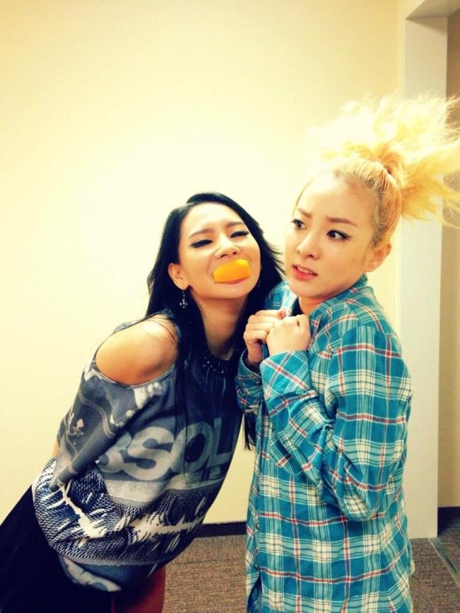 씨엘(좌부터/이채린/가수/2NE1),박산다라(가수/2NE1)
투애니원의 개구쟁이 듀오인 씨엘과 산다라박이 코믹한 사진을 선보였다.
　