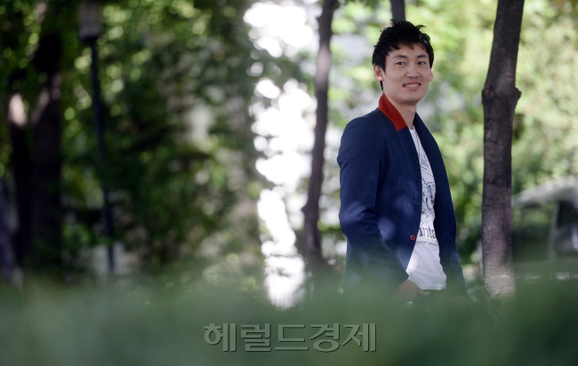 EBS 2대 번개맨 서지훈 인터뷰./안훈기자 rosedale@ 2013.10.11
EBS 2대 번개맨 서지훈 인터뷰./안훈기자 rosedale@ 2013.10.11
EBS 2대 번개맨 서지훈 인터뷰./안훈기자 rosedale@ 2013.10.11
9년차 뮤지컬배우 서지훈이 ‘2대 번개맨’에 낙점됐다. 번개맨의 상징인 번개 머리에 새파란 슈트, 붉은빛의 선글라스 대신 평범한 서지훈으로 돌아온 그는 “어떤 수식어로 불리고 싶냐”는 질문에 “잘생긴 번개맨도 좋다”며 호탕하게 웃었다. 안훈 기자/rosedale@