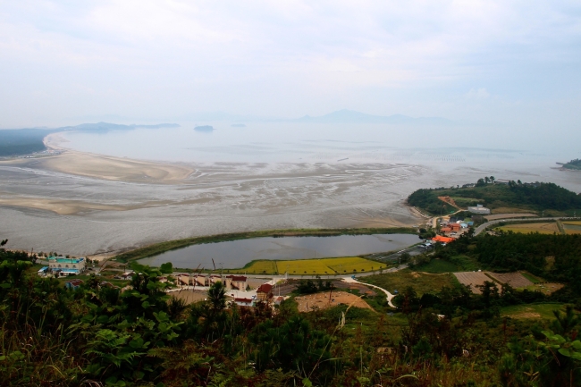 A view of the vast mud flats and coastline of the island of Jeungdo, South Jeolla Province.   Julie Jackson/The Korea Herald