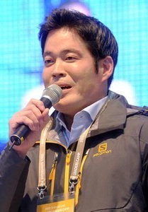 정용진(기업인/신세계그룹부회장)
지난 1일 강원도 속초 영랑호 리조트에서 열린 신세계그룹 1년차 신입사원 대상 ‘신세계 퓨처 리더스 캠프’에 모습을 드러낸 정용진〈사진〉신세계 부회장의 복장이 세간의 이목을 끈 적이 있다.