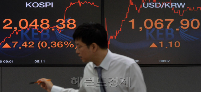 34일 연속 외국인투자자들의 순매수로 인해 코스피가 강세를 보인 가운데 16일 오전 또한 코스피지수가 상승으로 출발하고 있다.<br />이상섭 기자. babtong@heraldcorp.com 2013.10.16
34일 연속 외국인투자자들의 순매수로 인해 코스피가 강세를 보인 가운데 16일 오전 또한 코스피지수가 상승으로 출발하고 있다.
이상섭 기자. babtong@heraldcorp.com 2013.10.16
16일 외국인 매수세가 이어지며 15년 만에 외국인 매수 최장 타이기록(34거래일)을 세웠다. 이날 코스피지수는 장 초반 2050선까지 바짝 근접하며 이틀 연속 연중 최고치 경신에 대한 기대감을 키우고 있다. 이상섭 기자/babtong@