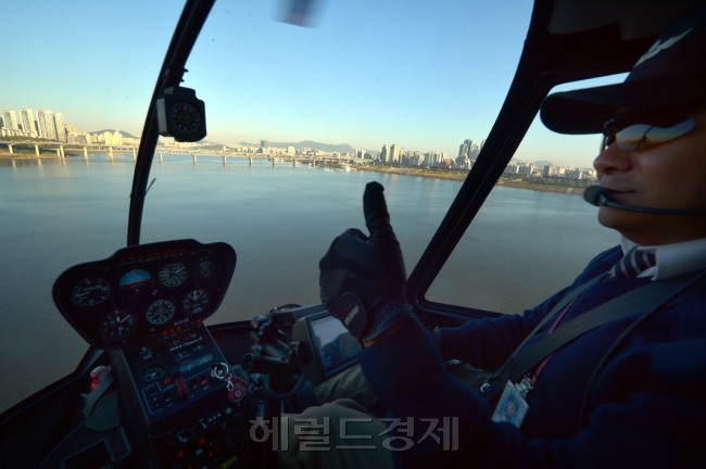 소형항공기 운영회사인 (주)불루에어가 16일 잠실 헬기장에서 서울지방항공청의 운항허가를 받아 '서울 헬기투어'를 시작하고 있다. 미국 로빈슨사가 2010년 제작한 4인승 헬기를 타고 잠실 선착장 옆 헬기장에서 출발해 잠실, 여의도, 광나루, 무역센터 4개 코스를 둘러보는 관광상품이 있다. 가격은 1인당 5만 5000원 부터 20만원 까지 있다.<br />김명섭 기자 msiron@heraldcorp.com
소형항공기 운영회사인 (주)불루에어가 16일 잠실 헬기장에서 서울지방항공청의 운항허가를 받아 '서울 헬기투어'를 시작하고 있다. 미국 로빈슨사가 2010년 제작한 4인승 헬기를 타고 잠실 선착장 옆 헬기장에서 출발해 잠실, 여의도, 광나루, 무역센터 4개 코스를 둘러보는 관광상품이 있다. 가격은 1인당 5만 5000원 부터 20만원 까지 있다.
김명섭 기자 msiron@heraldcorp.com