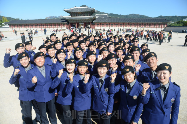 16일 광화문광장에서 600여명이 참석한 가운데 관광질서 확립및 외국인 관광객 대상 치안활동강화를 위한 관광경찰발대식이 열렸다.<br />정희조 기자/checho@heraldcorp.com 131016
외래 관광객이 많이 찾는 명동ㆍ이태원ㆍ동대문ㆍ인사동ㆍ홍대입구ㆍ시청ㆍ청계천 주변 등에 배치되는 101명의 관광경찰관이 파이팅을 외치고 있다. 16일 서울 광화문광장에서는 600여명이 참석한 가운데 관광질서 확립 및 외국인 관광객 대상 치안활동 강화를 위한 관광경찰 발대식이 열렸다.    정희조 기자/checho@