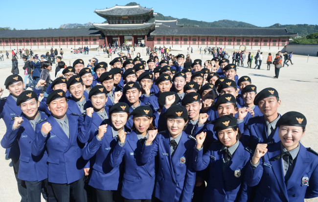 Members of the newly established tourism police squad pose for a photograph at the inaguration ceremony in Gwanghwamun Square, Wednesday.   (Chung Hee-cho/The Korea Herald)