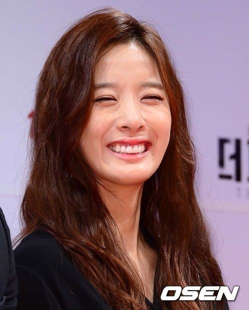이청아(영화배우)
배우 이청아가 제작보고회에서 물오른 미모를 뽐내며 시선을 사로잡았다.