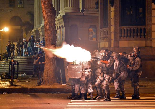 Police clash with demonstrators during a protest in demand of better working conditions and against police violence, in Rio de Janeiro, Brazil, Tuesday.   AFP-Yonhap News