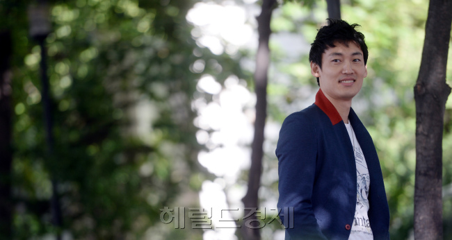 서지훈(뮤지컬배우)
삐쭉 솟은 머리, 새파란 슈트에 은색 망토를 펄럭인다. 기다린 듯 외치는 한 마디 “번개파워!”. 웅장한 음악과 함께 기다리던 영웅의 등장에 수백명의 어린이들은 목청껏 그의 이름을 부른다. “번개맨, 번개맨.”