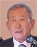 정재은(기업인/웨스틴조선호텔명예회장/신세계백화점명예회장)
정재은 신세계그룹 명예회장은 16일 본사 문화홀에서 임직원 대상 특강을 갖고 ‘옴니채널’ 전략을 미래 유통 혁신의 지향점으로 제시했다. ‘옴니 채널’은 기존 온ㆍ오프라인 유통 채널에 ITㆍ모바일 기술을 융합한 걸 말한다.