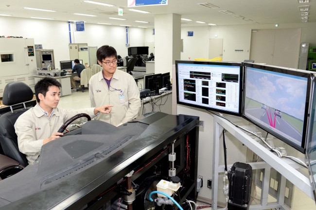 Engineers work on a next-generation cruise control system at Hyundai Mobis’ R&D center in Yongin, Gyeonggi Province.   Hyundai Mobis