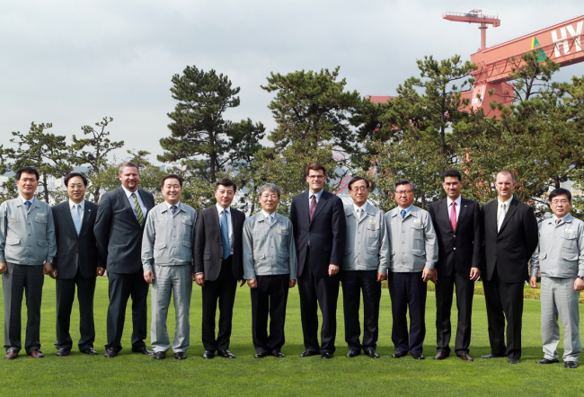 Hyundai Heavy Industries CEO Lee Jae-sung (six from left) poses for a photo with Steve Bolze (seventh from left), CEO of General Electric Power & Water, and other officials from both companies after a site tour on the company’s flagship shipyard in Ulsan. A group of CEOs visited the headquarters of the world’s biggest shipbuilder during 2013 World Energy Congress in Daegu.   Hyundai Heavy Industries