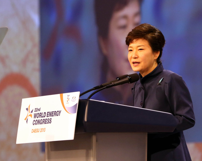 President Park Geun-hye delivers a special speech on the trilemma in energy policy during the World Energy Congress in Daegu on Wednesday.   (Chung Hee-cho/The Korea Herald)