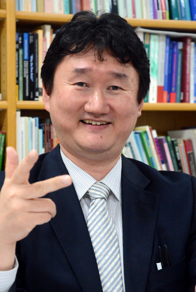 홍선호(교육자/서울교대교수)
서울교육대학교와 코리아헤럴드가 공동주최하고 주한영국대사관이 공식후원하는 SKEC(Seoul National University of Education-Koreaherald English Contest) 영어글쓰기대회를 국내최고의 대회로 우뚝 세운 일등공신 홍선호(44ㆍ사진) 서울교대 산학협력단장(영어교육과 교수)이 밝힌 비전이다.