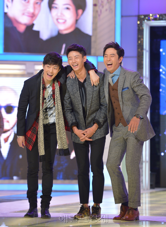 윤건(좌부터/가수/브라운아이즈),이지훈(탤런트),붐(이민호/MC/가수)
윤건-이지훈-붐이 16일(수) 오후 2시 서울 상암동 SBS프리즘타워에서 열린 <디자인 창조 프로젝트! 패션왕 코리아>(이하 패션왕 코리아) 기자간담회에 참석해 포토타임을 갖고 있다