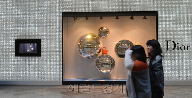 명품에 있는 것 세가지
①헤리티지(명성, 전통, 완성도)
②충성고객(로얄티 바치는 소비자)
③호되게 비싼 가격(범점하기 힘든 고가)
명품에 없는 것 세가지
①긴 광고문구(오로지 브랜드로고와 이미지만 있을 뿐)
②애프터 서비스(고객보호 노력)
③사회공헌(지역사회 등에 기여)