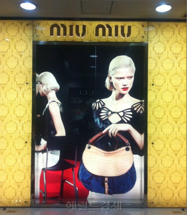 명품에 있는 것 세가지
①헤리티지(명성, 전통, 완성도)
②충성고객(로얄티 바치는 소비자)
③호되게 비싼 가격(범점하기 힘든 고가)
명품에 없는 것 세가지
①긴 광고문구(오로지 브랜드로고와 이미지만 있을 뿐)
②애프터 서비스(고객보호 노력)
③사회공헌(지역사회 등에 기여)