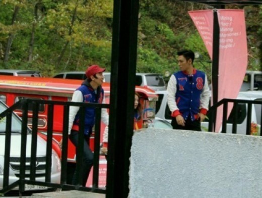 이광수(좌부터/탤런트),탑(최승현/가수/영화배우/빅뱅/GD&TOP)
빅뱅 탑이 ‘런닝맨’을 촬영중인 모습이 포착돼 눈길을 끈다.
