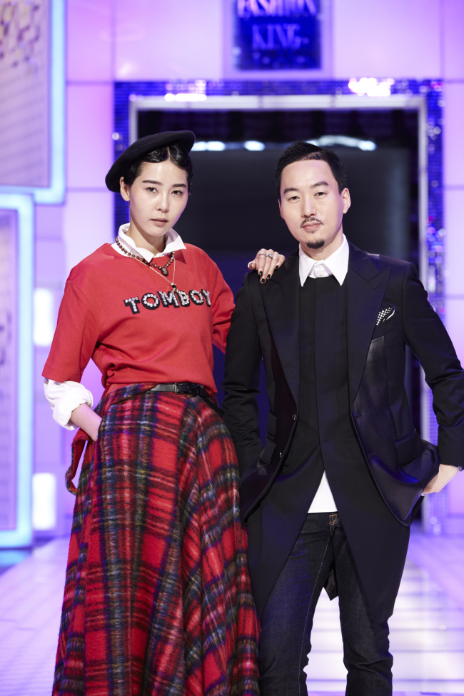 김나영(좌부터/방송연예인),정두영(패션디자이너/칼럼니스트/반하트디알바자디렉터/수원대학교겸임교수)
한류스타와 패션이 만났다. 그 흔한 ‘공항패션’이 아니다. 세계를 사로잡은 K-팝(POP) 스타와 내로라하는 디자이너들이 만나 서버이벌 디자인 경쟁을 벌인다. 아이돌스타를 등에 업고 K-패션 붐의 발판을 마련할 SBS ‘패션왕 코리아’다.