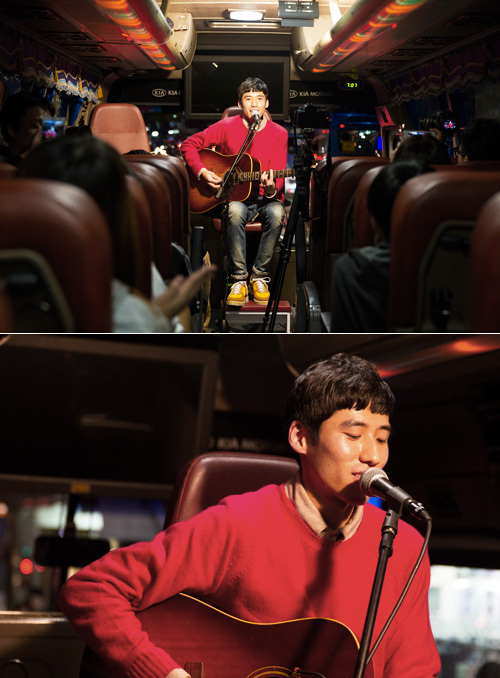 김거지(김정균/가수)
싱어송라이터 김거지가 지난 16일 서울 신촌에서 열린 환경보호를 위한 ‘어스 얼라이브(Earth Alive) 에너지 절약 캠페인’에 참여했다.