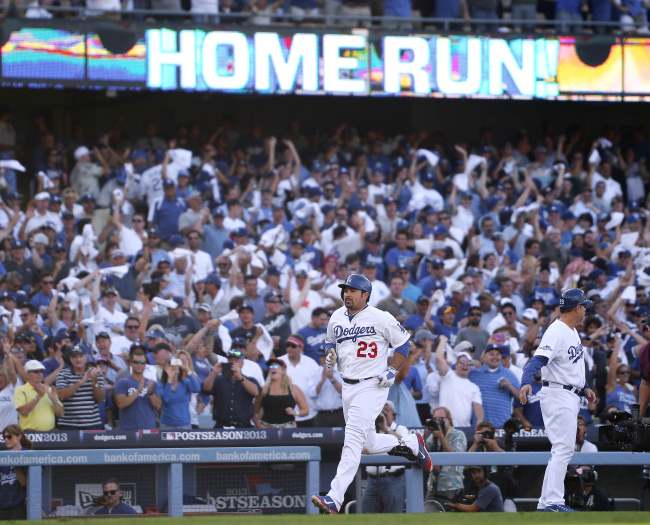 아드리안곤잘레스(AdrianGonzalez/야구선수/LA다저스내야수)
Dodgers first baseman Adrian Gonzalez rounds the bases after hitting a home run in the eighth inning on Wednesday.   AP-Yonhap News