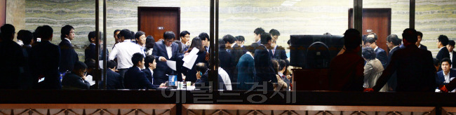 국정감사 사일째인 17일 국회에 나온 공무원들이 상임위 앞에서 자료준비를 하고 있다. 박현구 기자phko@heraldcorp.co