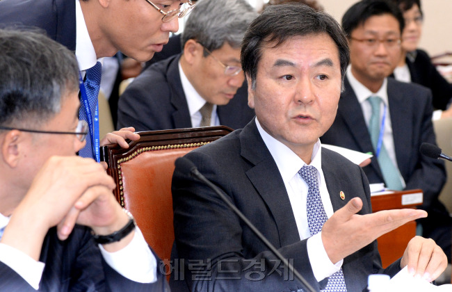 17일 오전 금융위원회를 대상으로 국회에서 열리는 정무위 국감에 신제윤 금융위원장이 의원의 질문에 답변을 하고 있다.박현구 기자phko@heraldcorp.com
17일 오전 금융위원회를 대상으로 국회에서 열리는 정무위 국감에 신제윤 금융위원장이 의원의 질문에 답변을 하고 있다.박현구 기자phko@heraldcorp.com
신제윤 금융위원장이 17일 국회에서 열린 금융위에 대한 국회 정무위의 국정감사에서 “문제가 되고 있는 동양그룹에 대해서도 일체의 관용이나 주저함이 없이 법과 원칙대로 처리할 것”이라고 말했다. “감독과 규율 면에서 미진한 부분이 있었다”고도 했다. 신 위원장이 위원들의 질문에 답변하고 있다.
박현구 기자/phko@heraldcorp.com