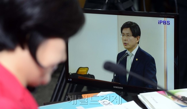 국회 법제사법위원회가 17일 오전 경기 과천 법무부 청사에서 법무부와 대한법률구조공단, 한국법무보호복지공단, 정부법무공단 등 4개 부처와 기관에 대한 국감을 연 가운데 황교안 법무부 장관이 발언을 하고 있다. 박해묵 기자/mook@heraldcorp.com
국회 법제사법위원회가 17일 오전 경기 과천 법무부 청사에서 법무부와 대한법률구조공단, 한국법무보호복지공단, 정부법무공단 등 4개 부처와 기관에 대한 국감을 연 가운데 황교안 법무부 장관이 발언을 하고 있다. 박해묵 기자/mook@heraldcorp.com