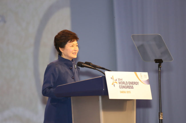 박근혜(대통령/대한민국대통령)
박 대통령은 올해 세계에너지협의회가 정의한 에너지 삼중고 (Energy Trilemma)가 개발도상국에서 여전히 에너지를 충분히 공급받지 못하고 있는 사람들에 대한 ‘에너지 수급 불균형 문제 해소(에너지 접근성)’라고 소개했다.
