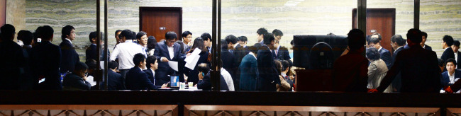 Government officials prepare for a parliamentary audit in the National Assembly’s main building on Thursday.
Park Hyun-koo/The Korea Herald