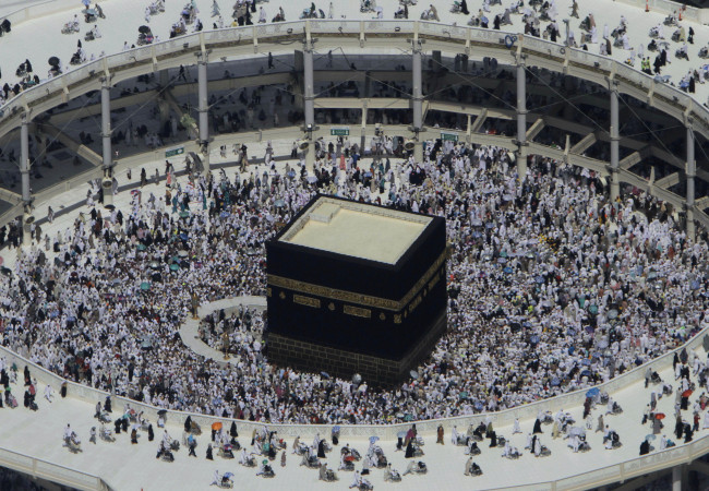 This aerial image made from a helicopter shows Muslim pilgrims circling the Kaaba counterclockwise in the Grand Mosque in the Muslim holy city of Mecca, Saudi Arabia, Wednesday.   AP-Yonhap News