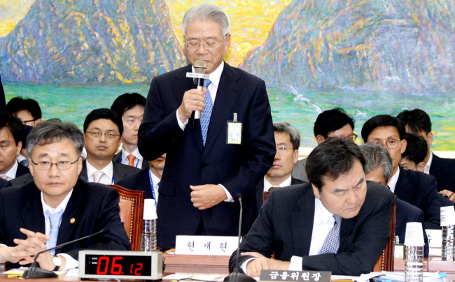 Tong Yang Group chairman Hyun Jae-hyun speaks about the conglomerate’s financial difficulties during a parliamentary audit on the Financial Services Commission on Thursday.   Park Hyun-koo/The Korea Herald