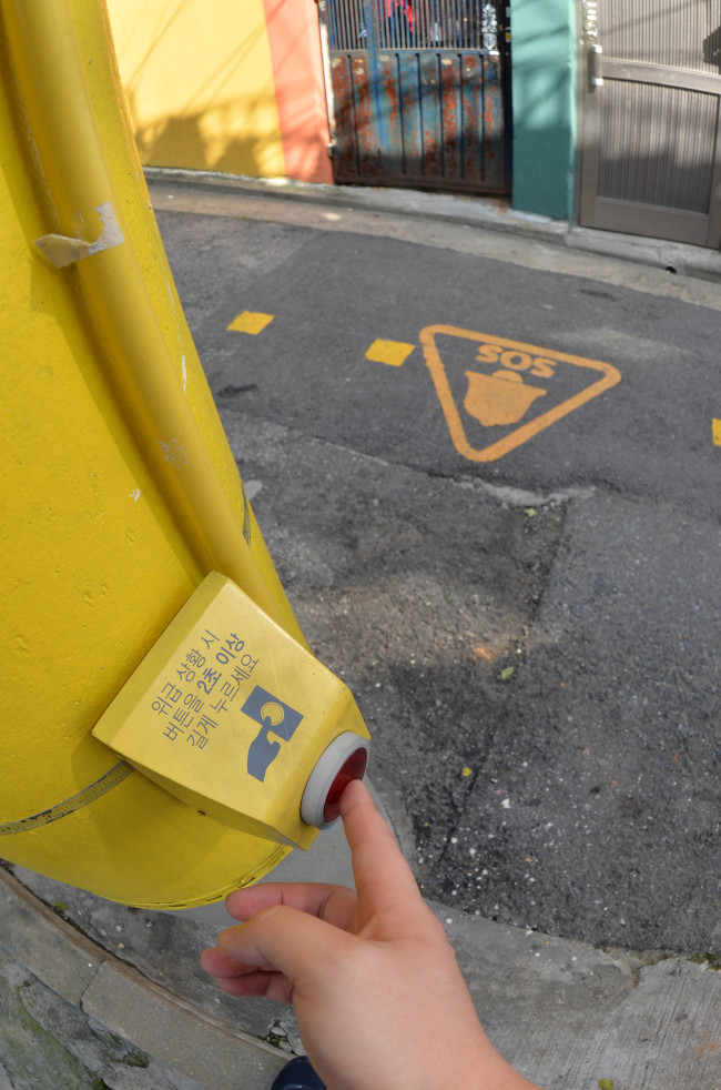An emergency button is installed on an utility pole at Sogeumgil, Yeomni-dong, Seoul.   Lee Sang-sub/The Korea Herald