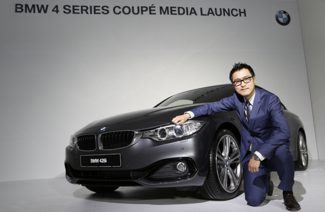 BMW designer Kang Won-kyu poses with a BMW 4 Series Coupe at a gallery in Paju, Gyeonggi Province on Thursday.   BMW Korea