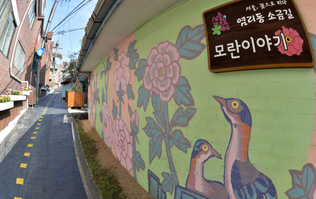 Murals greet people on the Sogeumgil trail.   Lee Sang-sub/The Korea Herald