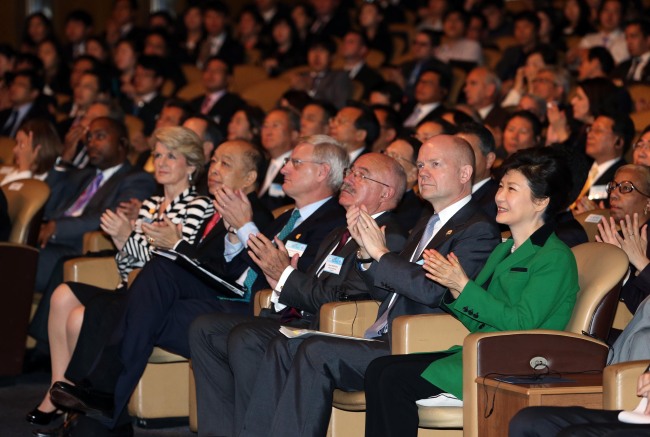 윌리엄헤이그(좌부터/WilliamHague/정치인/영국외무부장관),박근혜(대통령/대한민국대통령)
President Park Geun-hye and foreign delegates clap during the opening ceremony for the Seoul Conference on Cyber Space 2013 on Thursday.   Yonhap News