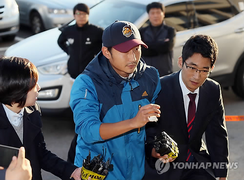 이천수(축구선수/인천유나이티드FC공격수)
그라운드 안팎에서 끊임없이 사건에 휘말렸던 이천수(32•인천 유나이티드)가 이번에는 폭행에 이은 거짓 해명으로 선수생명이 최악의 위기에 몰렸다.